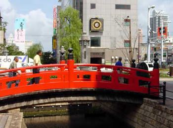 朱塗りの歩道橋と播磨屋橋周辺