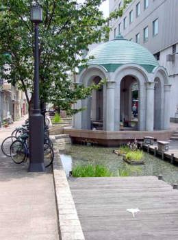 東側のはりまや橋公園