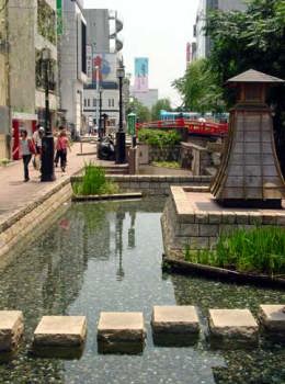 西側のはりまや橋公園