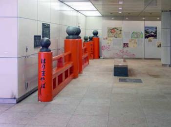 朱塗りの欄干や説明パネル