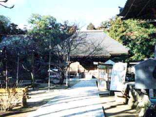 寄せ棟、こけら葺きの国分寺金堂(本堂)